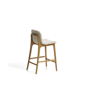 Taburete Elnor de chenilla beige con patas de roble macizo en acabado natural de 65 cm.