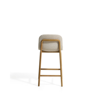 Taburete Elnor de chenilla beige con patas de roble macizo en acabado natural de 65 cm.