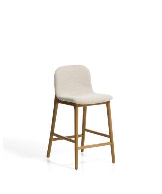 Taburete Elnor de chenilla beige con patas de roble macizo en acabado natural de 65 cm.