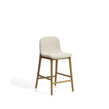 Taburete Elnor de chenilla beige con patas de roble macizo en acabado natural de 65 cm.