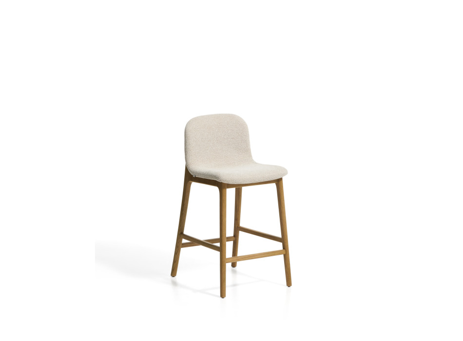 Taburete Elnor de chenilla beige con patas de roble macizo en acabado natural de 65 cm.