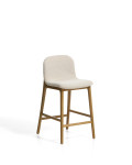 Taburete Elnor de chenilla beige con patas de roble macizo en acabado natural de 65 cm.