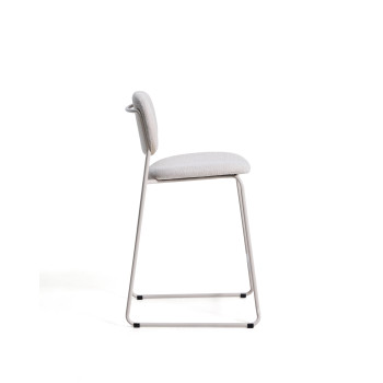 Taburete apilable Meli en chenilla beige con patas de metal beige. Certificación FSC Mix. 65 cm.