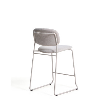 Taburete apilable Meli en chenilla beige con patas de metal beige. Certificación FSC Mix. 65 cm.