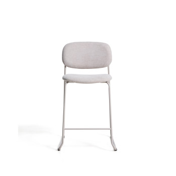 Taburete apilable Meli en chenilla beige con patas de metal beige. Certificación FSC Mix. 65 cm.
