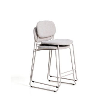 Taburete apilable Meli en chenilla beige con patas de metal beige. Certificación FSC Mix. 65 cm.