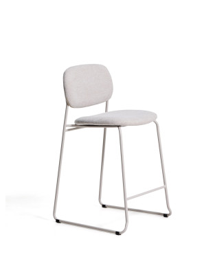 Taburete apilable Meli en chenilla beige con patas de metal beige. Certificación FSC Mix. 65 cm.
