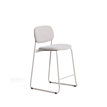 Taburete apilable Meli en chenilla beige con patas de metal beige. Certificación FSC Mix. 65 cm.