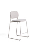 Taburete apilable Meli en chenilla beige con patas de metal beige. Certificación FSC Mix. 65 cm.