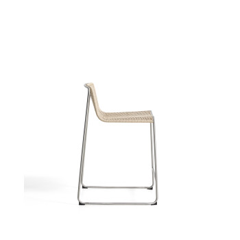 Taburete apilable Tavari en cuerda sintética beige y acero inoxidable AISI 304 con efecto cepillado, 65 cm.