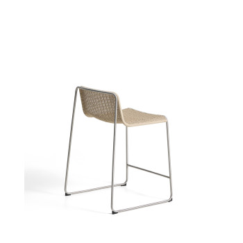 Taburete apilable Tavari en cuerda sintética beige y acero inoxidable AISI 304 con efecto cepillado, 65 cm.