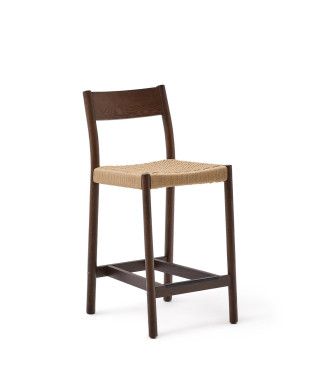 Taburete Yalia con respaldo de roble macizo con acabado nogal y asiento de cuerda de 6 cm