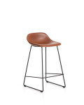 Taburete Zahara de poliuretano marrón con patas de acero con acabado en negro, 76 cm, FSC 100%.