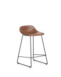 Taburete Zahara de poliuretano marrón con patas de acero con acabado en negro, 65 cm, FSC 100%.