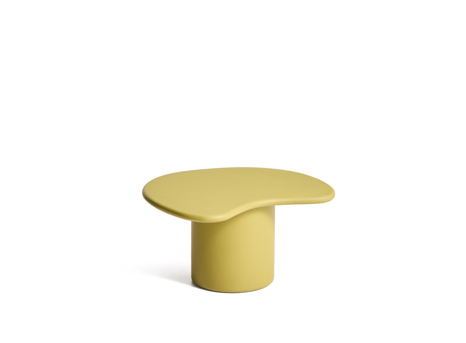 Mesa de centro Macarella en hormigón color mostaza, 83 x 77 cm.