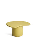 Mesa de centro Macarella en hormigón color mostaza, 83 x 77 cm.